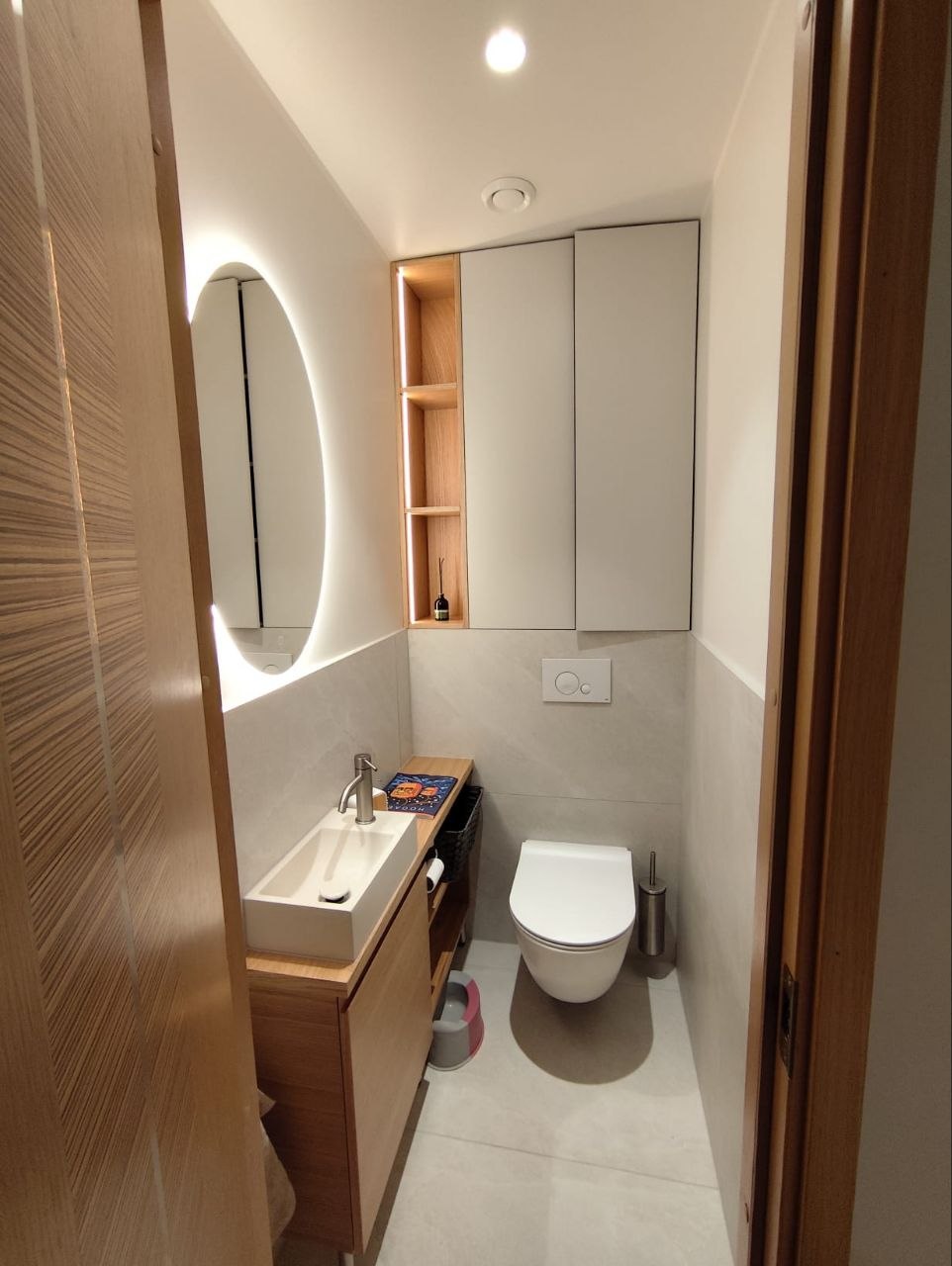 WC valamu, puidust mööbel ja seinakapid pärast remonti