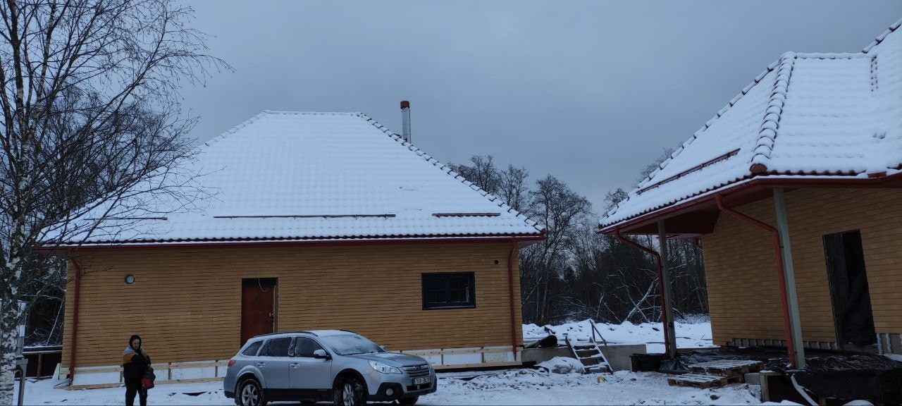 Valminud katuse ja välisvoodriga eramud ehitusplatsil